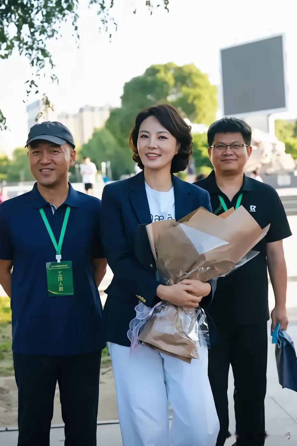 她是央视最爱“素颜”主持人，不穿礼服，不化浓妆，却是央视最美的！她有着“国