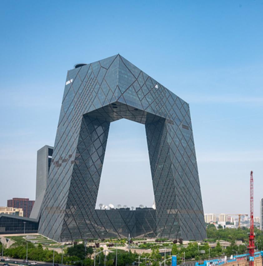 央视大楼，被老百姓俗称“大裤衩”，多年以后，大楼的洋人设计师库哈斯，在国外媒体的