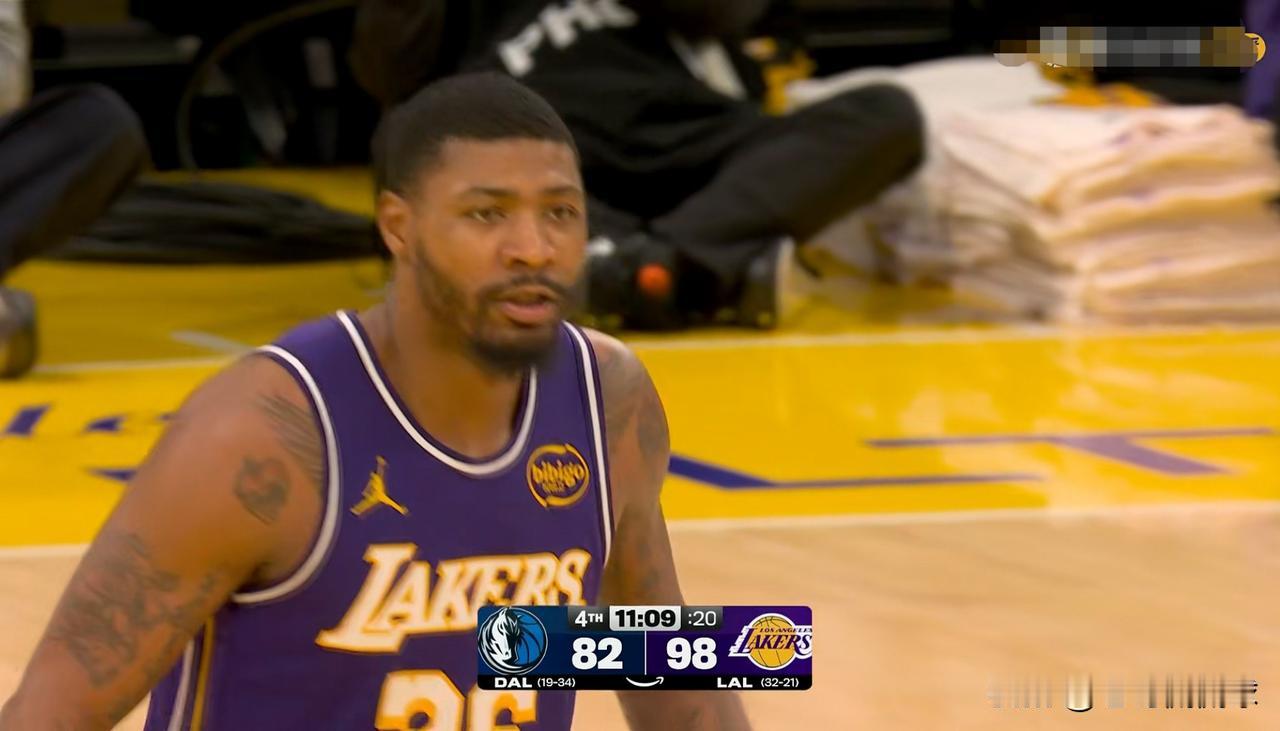 谁能拯救一下湖人大将斯玛特的三分球？在今天湖人主场以124：104大胜独行侠的比