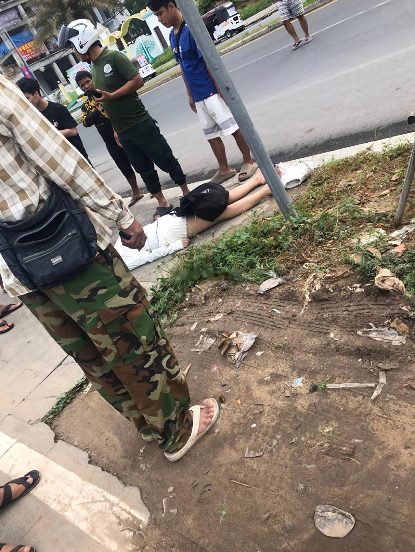 事发柬埔寨，一名女子躺卧在西港街头，引发不少本地群众围观。在热心群众报警后，警察