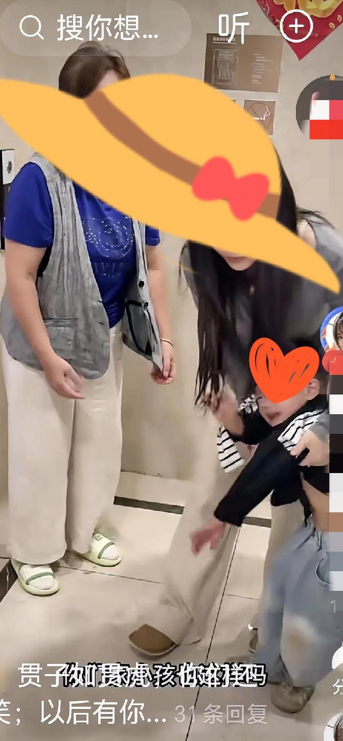 刷到一个两岁小男孩，奶奶带他出去玩，回家时会要求妈妈下楼与他手拉手上楼，如果奶奶