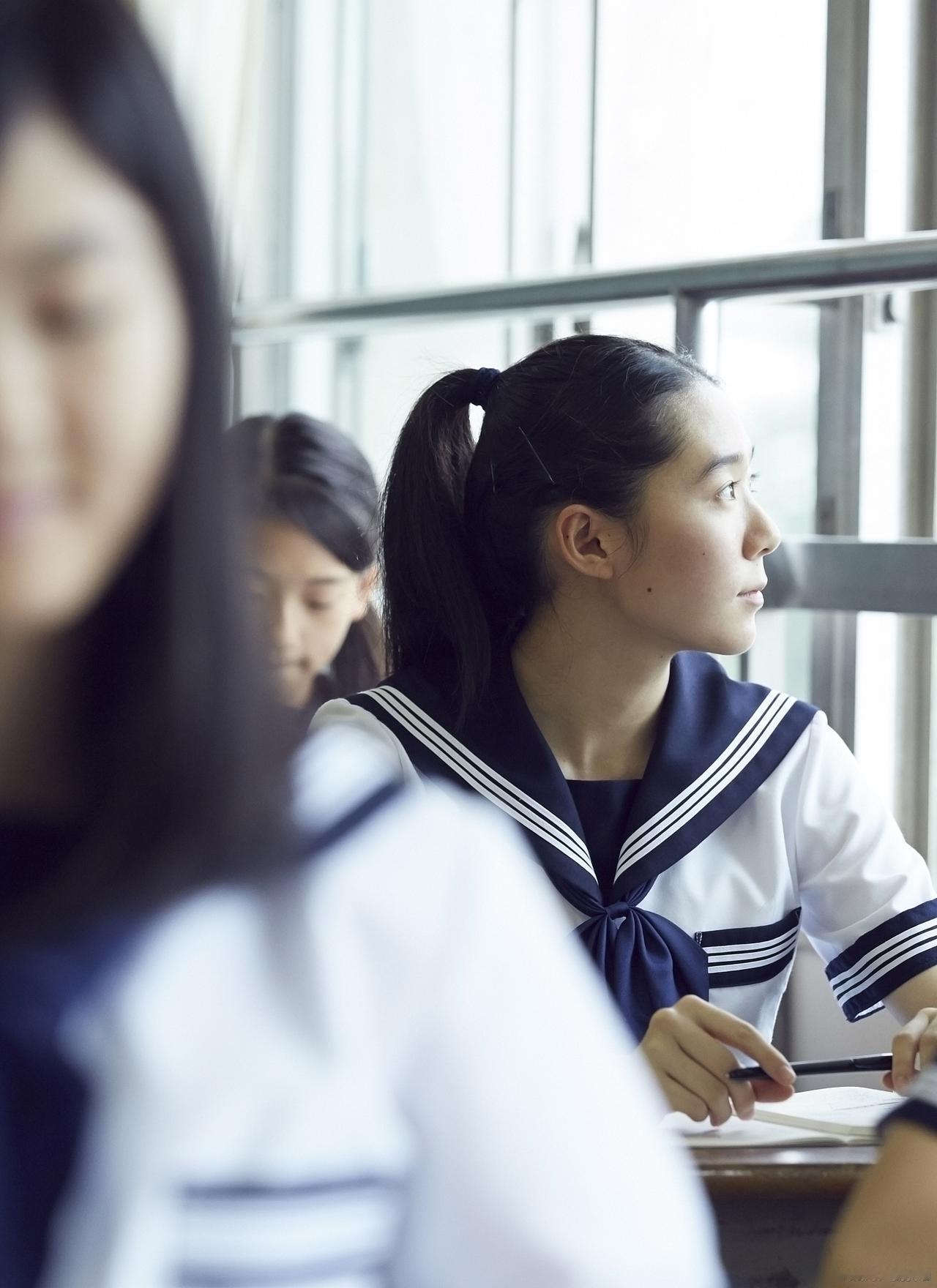 那年，强强和荣荣都是15岁，同学们都在上初三，他们两个却在村里举办了婚礼。15