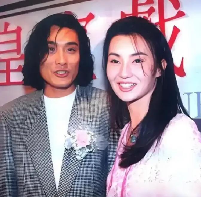 1992年，敦煌戈壁的风沙还没从戏服上落尽，《新龙门客栈》正式杀青，片场众人忙着庆祝，梁家辉却把张曼