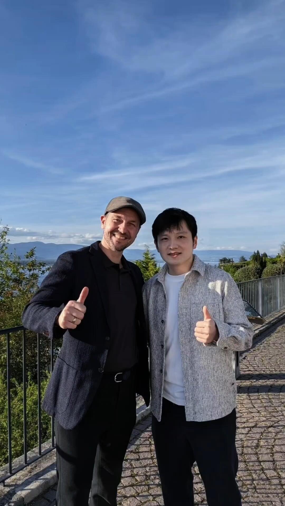 好可爱，奇奇怪怪的两个人，不是同龄人，却惺惺相惜，两个人帅气的一脸！看东哥的手