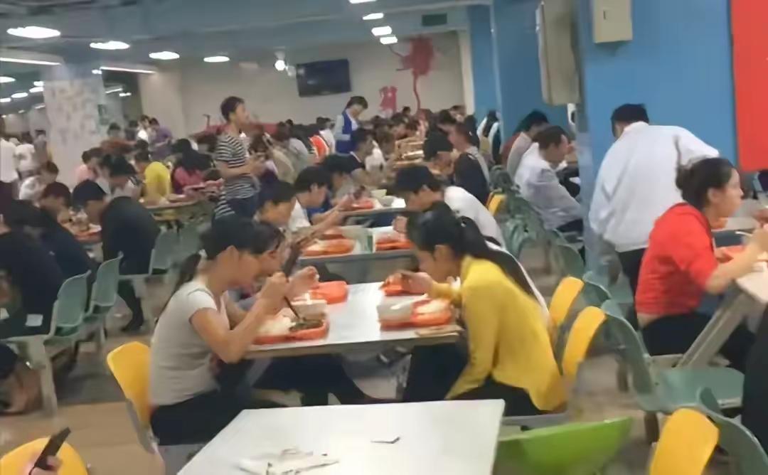 下午我去车间检查工作，有一个刚上班两天的小姑娘小声给我说:“老板娘，能不能先支我
