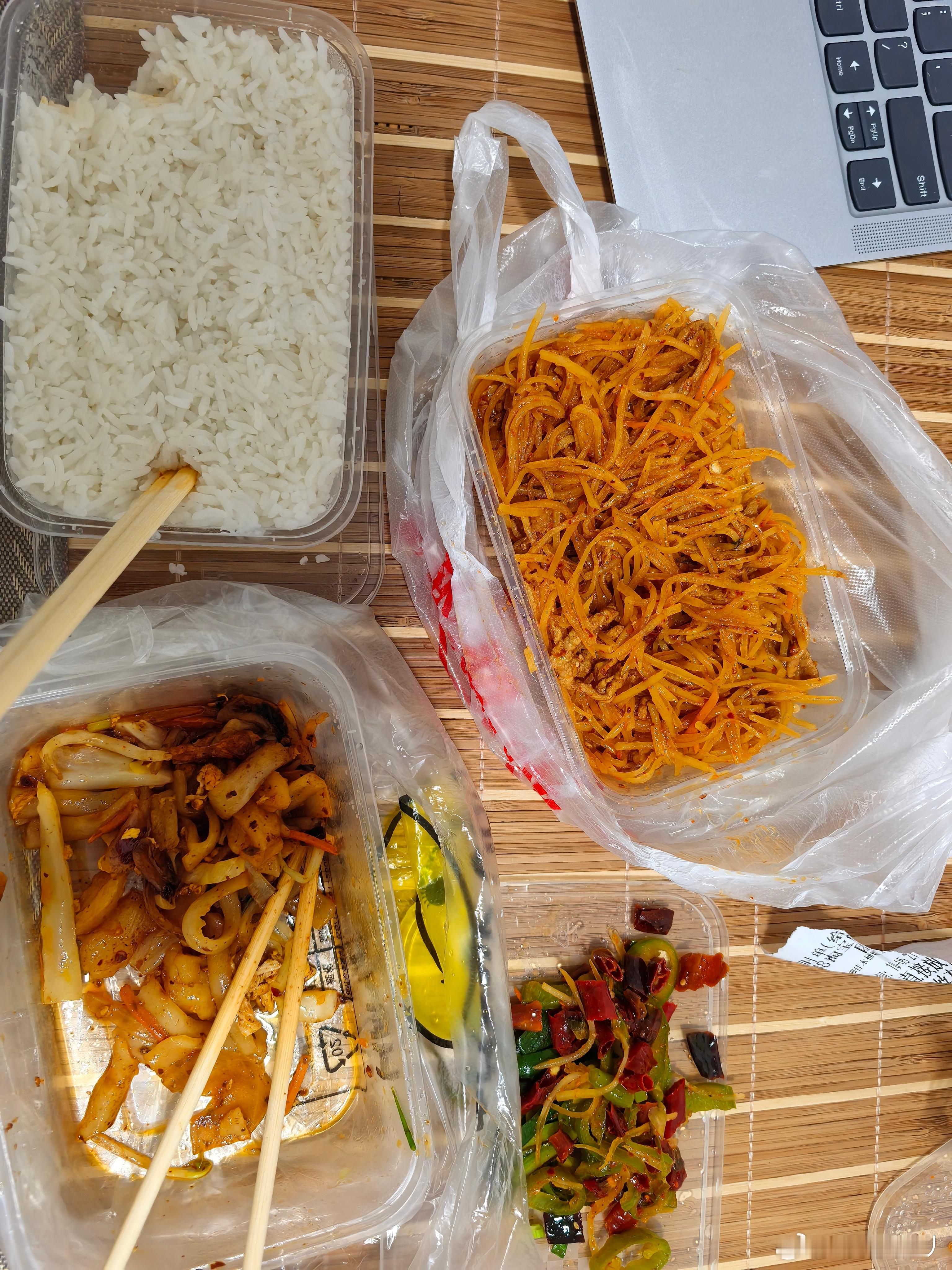 今天吃两份主食实际第二份饭三口都吃不下了。​​​