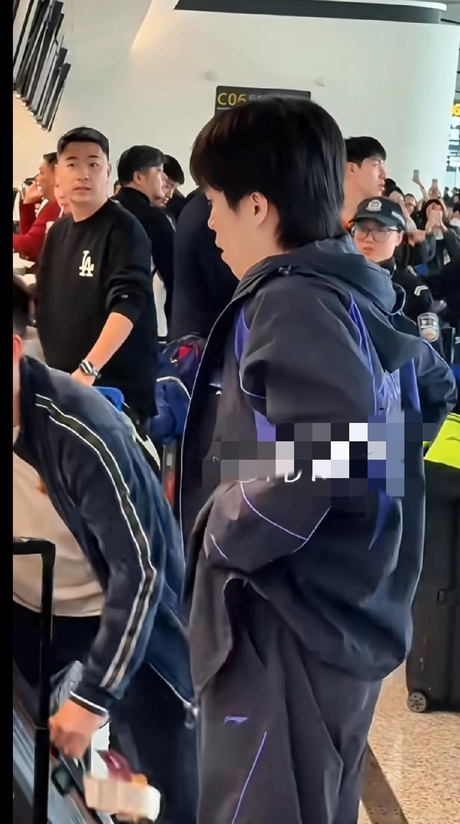 王楚钦机场这一连串动作，笑不活了！家人们谁懂啊！看大头这组机场路透，直接笑