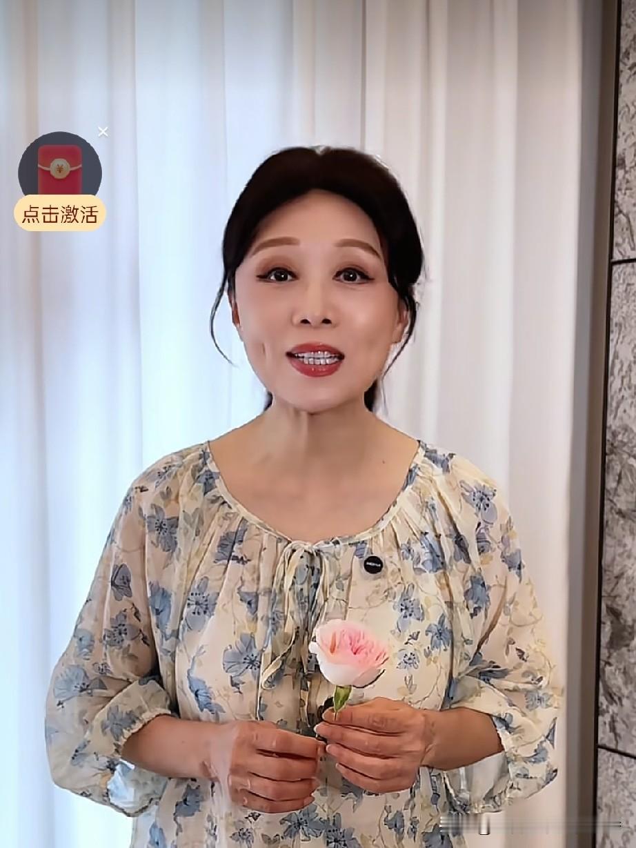 黄梅名家吴琼已经63岁了，但还一直活跃在黄梅戏舞台上，是“五朵金花”中艺术生命最