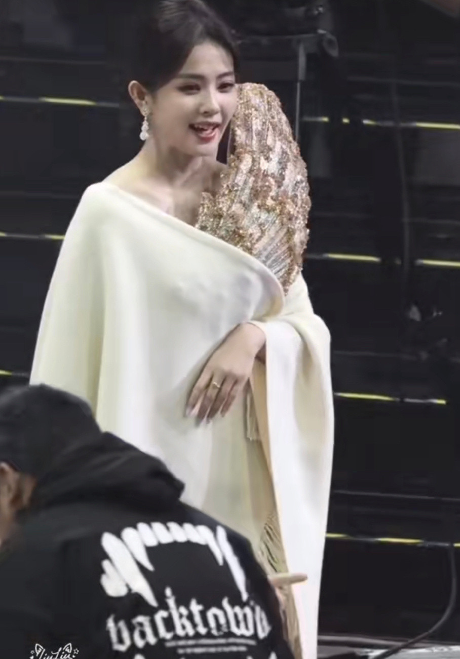 白鹿电视剧品质盛典入场视频，笑眯眯晃悠悠的，好可爱！