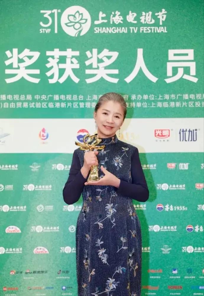 六十六岁的迟蓬拿下白玉兰最佳女配，采访里冲倪萍喊了句：“没给你丢人，拿了一回奖。
