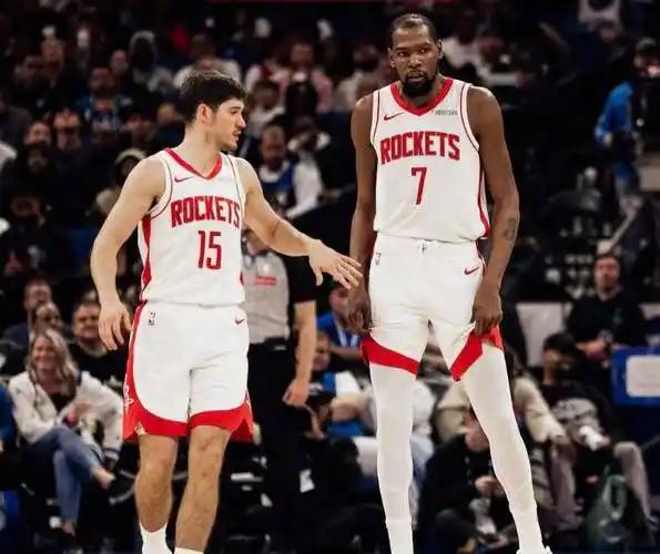 火箭阿门的最佳位置是大前，他也是小贾去年受伤期间打出高光表现的，今年让他打控球前