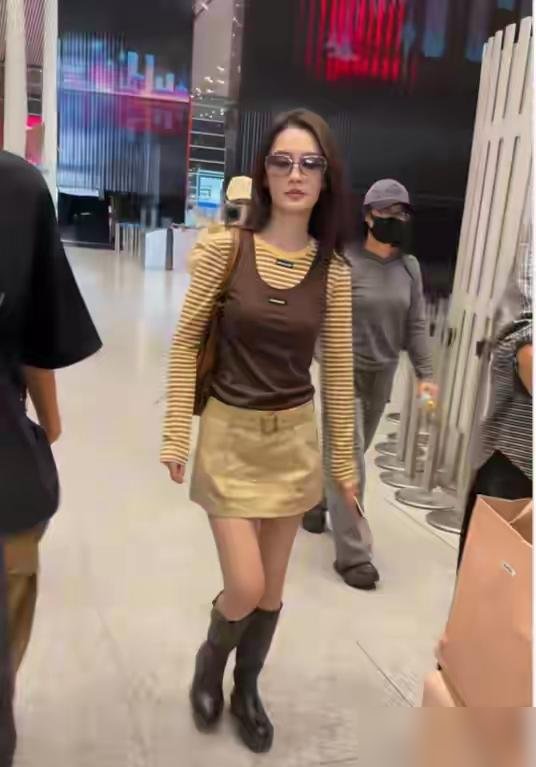 李沁这脸，真扛不住原相机。网友机场偶遇，纯素颜赶路，法令纹深得能夹住一张机票。精修图里是清冷女神，生