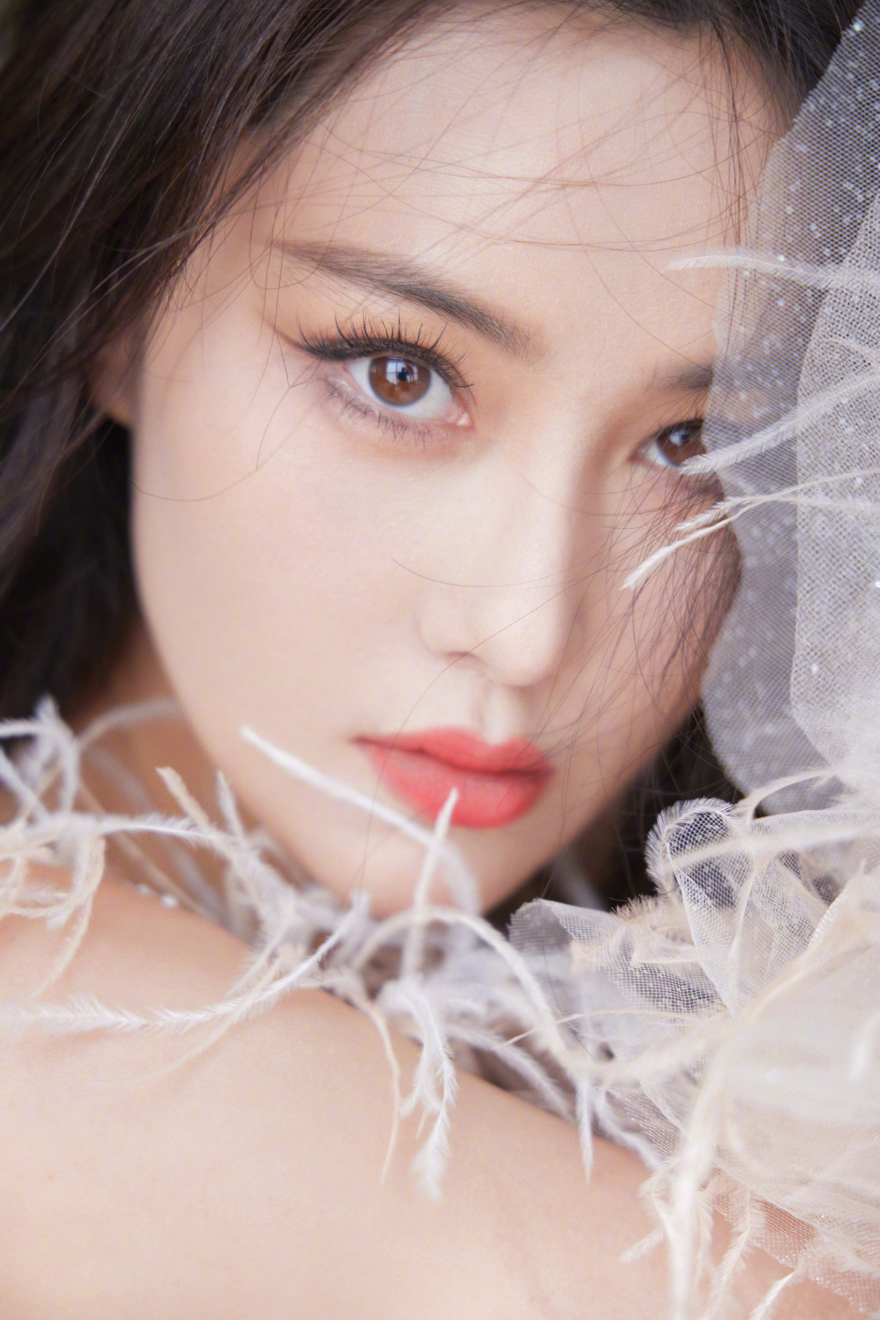 张馨予，白纱倩影，轻盈曼妙。张馨予