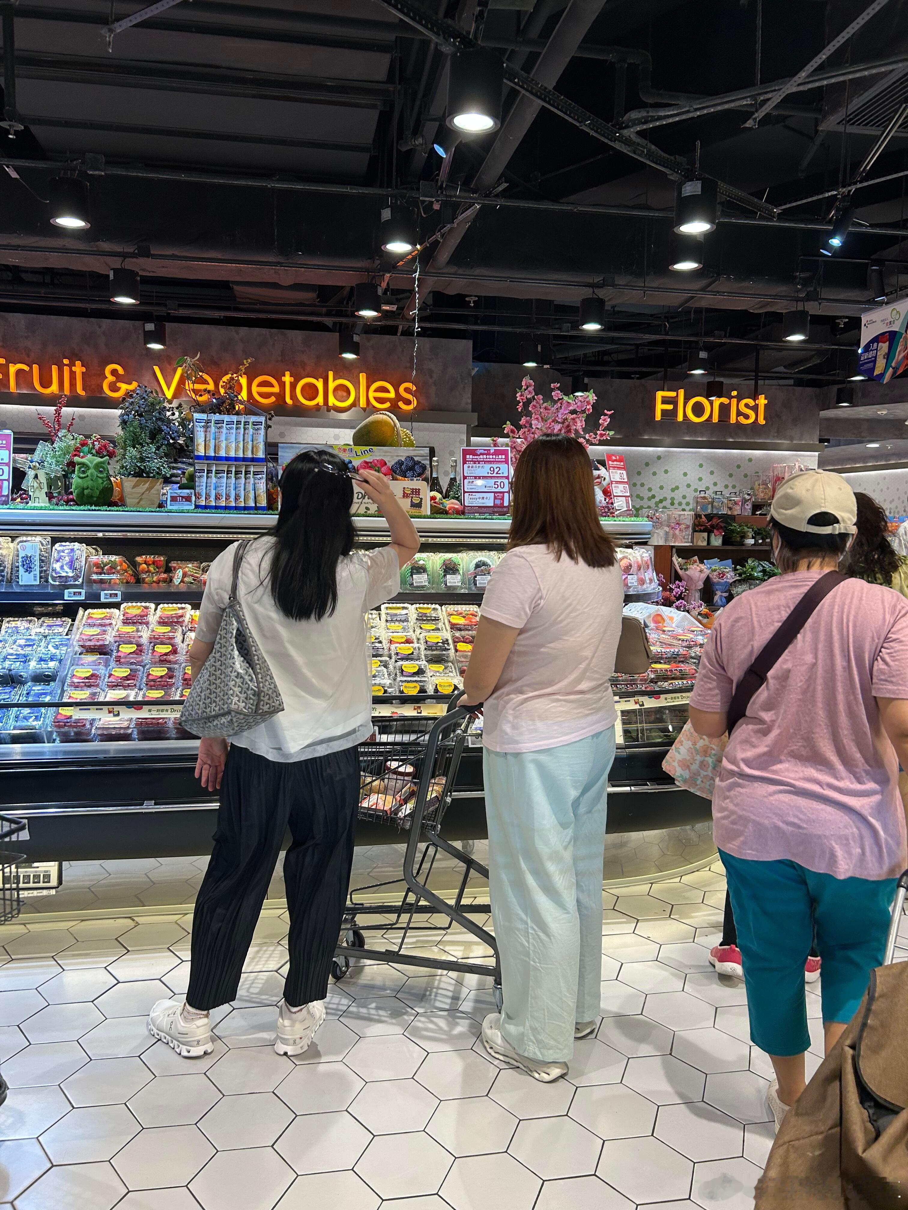 刘德华妻子60岁状态别的不说，这头发真不像60岁