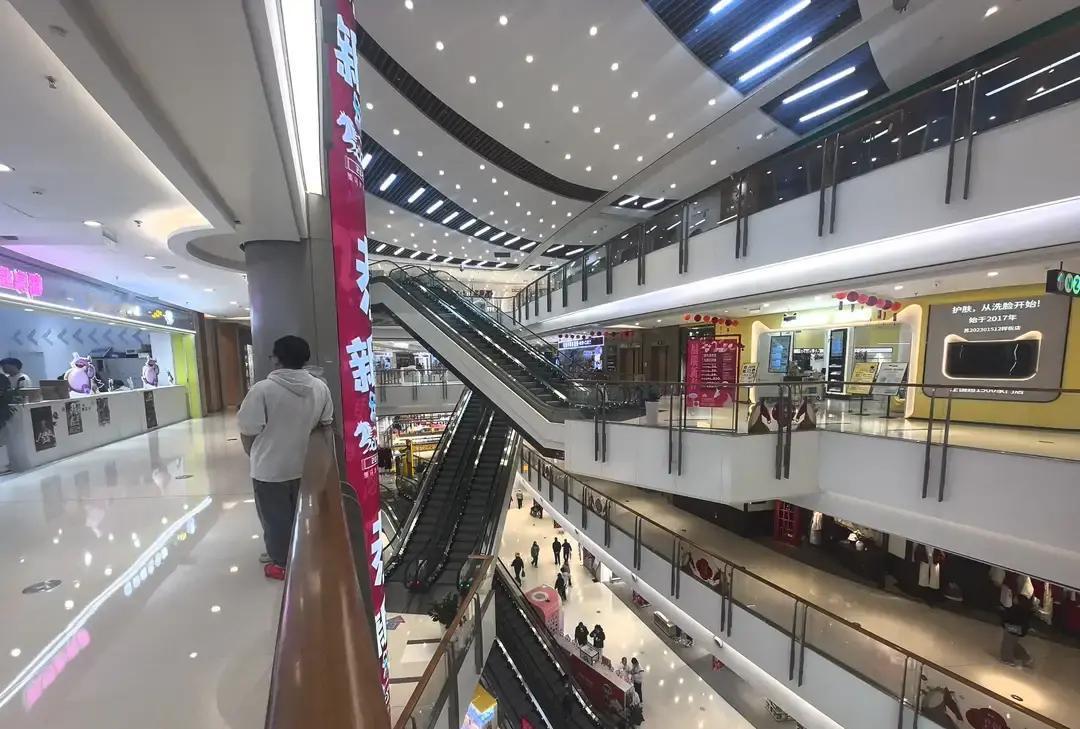 九洲新世界综合体今天官宣要改名成常州中吴广场。我刷到的时候愣了下，这名字听着