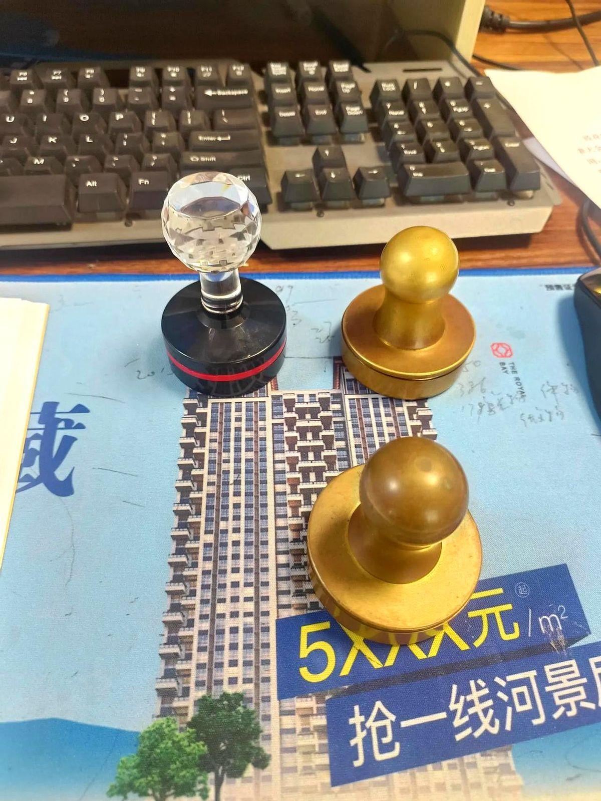 村委会公章，竟占违规用章的63%。盖个章，就能决定贷款担保和签合同。很多