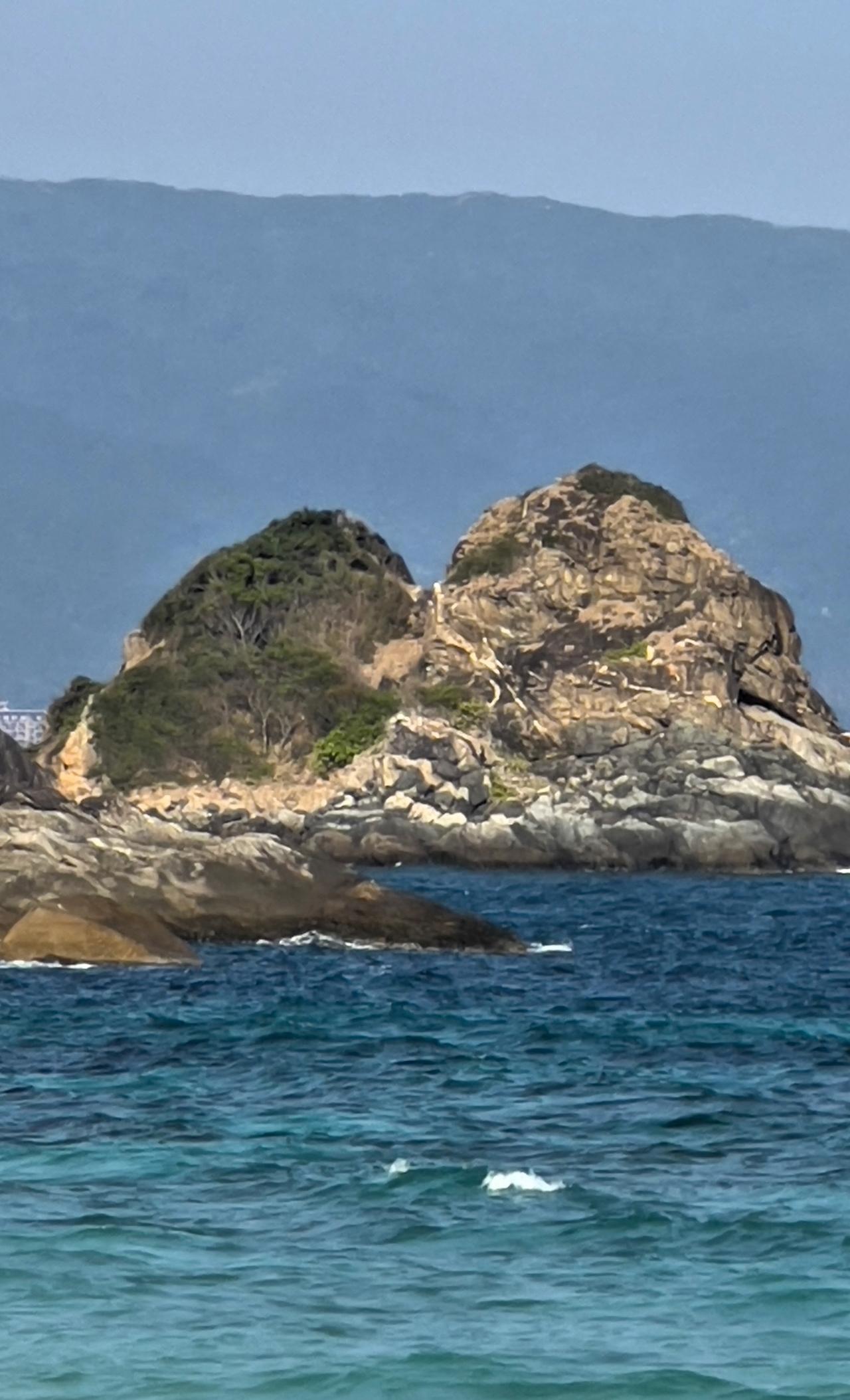 【原创】三亚太阳湾一景：海边岩石与碧蓝海水，人间仙境，自然美景尽收眼底！