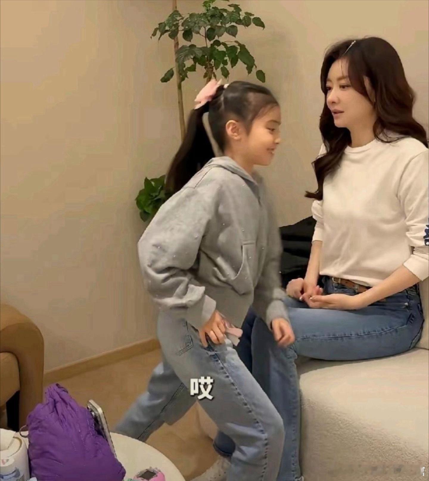 熊黛林的女儿现在就能看出来，也是大长腿。