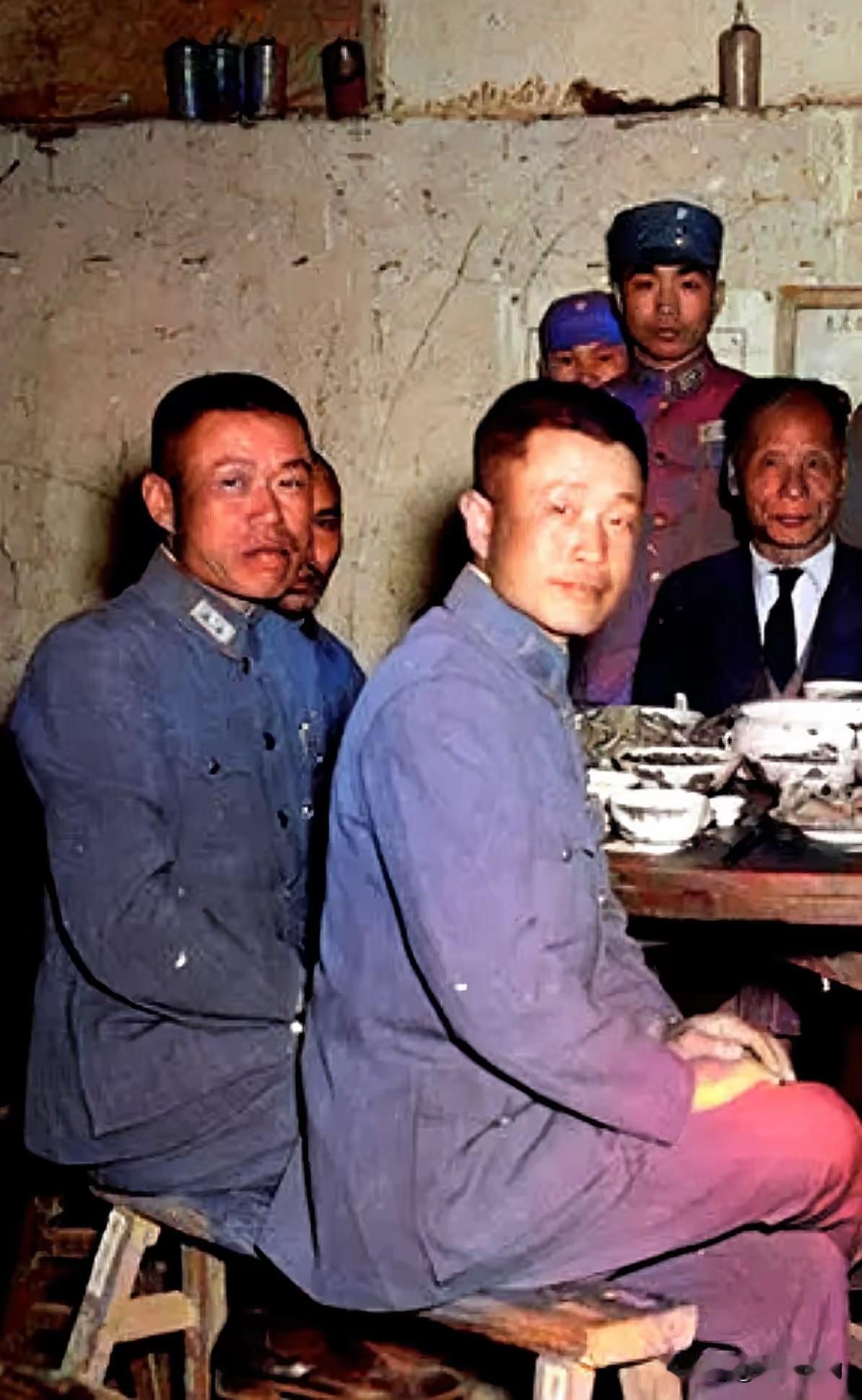 淮海战役时，国民党中将杜聿明和邱清泉在前沿指挥所就餐！1948年11月的陈