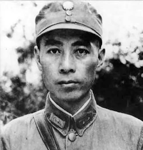 1975年，毛主席与周总理双双身患重病，主席问总理：江山要谁来守？1975年，