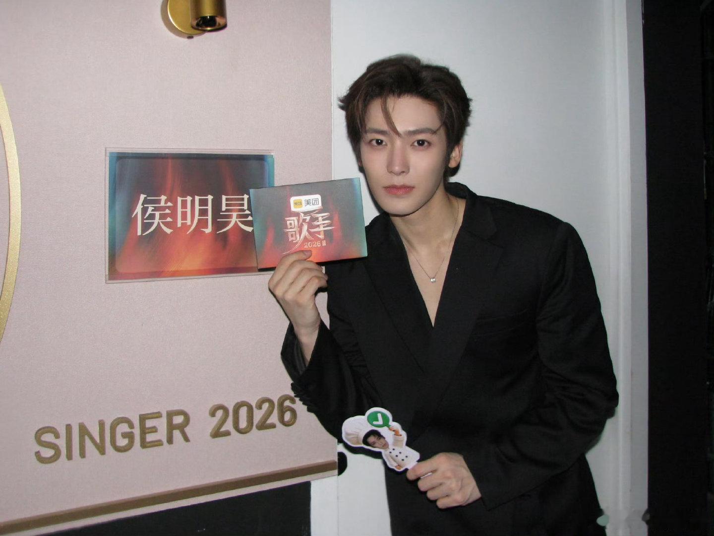 侯明昊衣服都没换就去歌手了侯明昊晚三早九歌手2026谁看了不心疼侯明昊，凌晨三