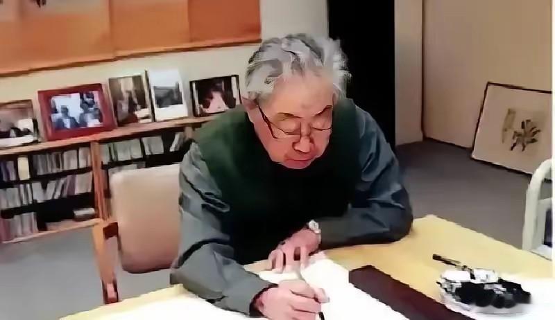 看到翁万戈百岁捐赠文物的新闻，我心里五味杂陈。183件国宝，就这样成了大洋彼