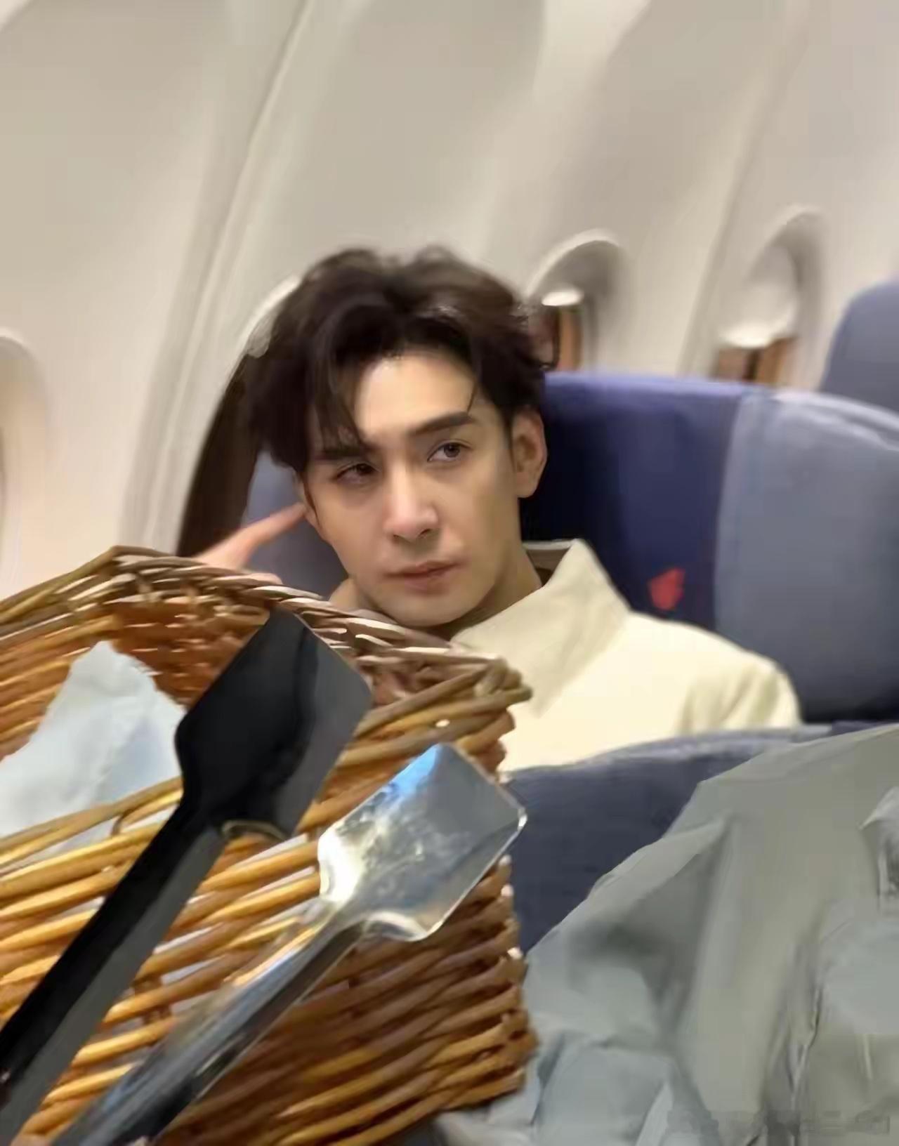 “坐头等舱就是耍大牌？”——昨晚，青岛航线一位乘客把偶遇陈星旭的照片甩上网，评论