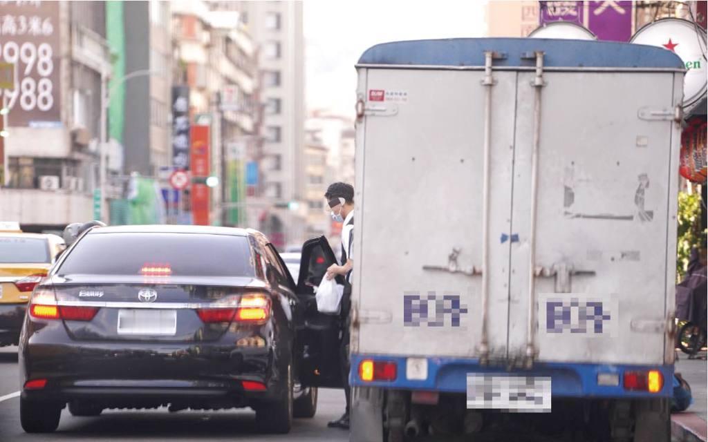 再爆公器私用！国民党台北市议员张斯纲今（21日）爆料，指台选举委员会主委李进勇涉