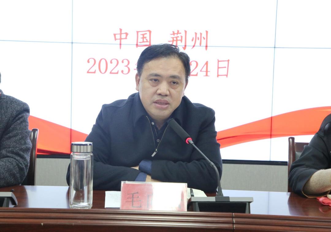 刚刚刷到了湖北省荆州市负责医疗保障工作的这个人，看照片有点面熟，原来几年前我去荆