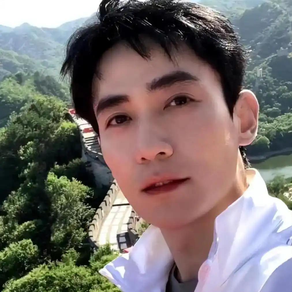长城敲错鼓风波持续发酵，过往旧事被接连扒出，别着急墙倒众人推长城地标之上打