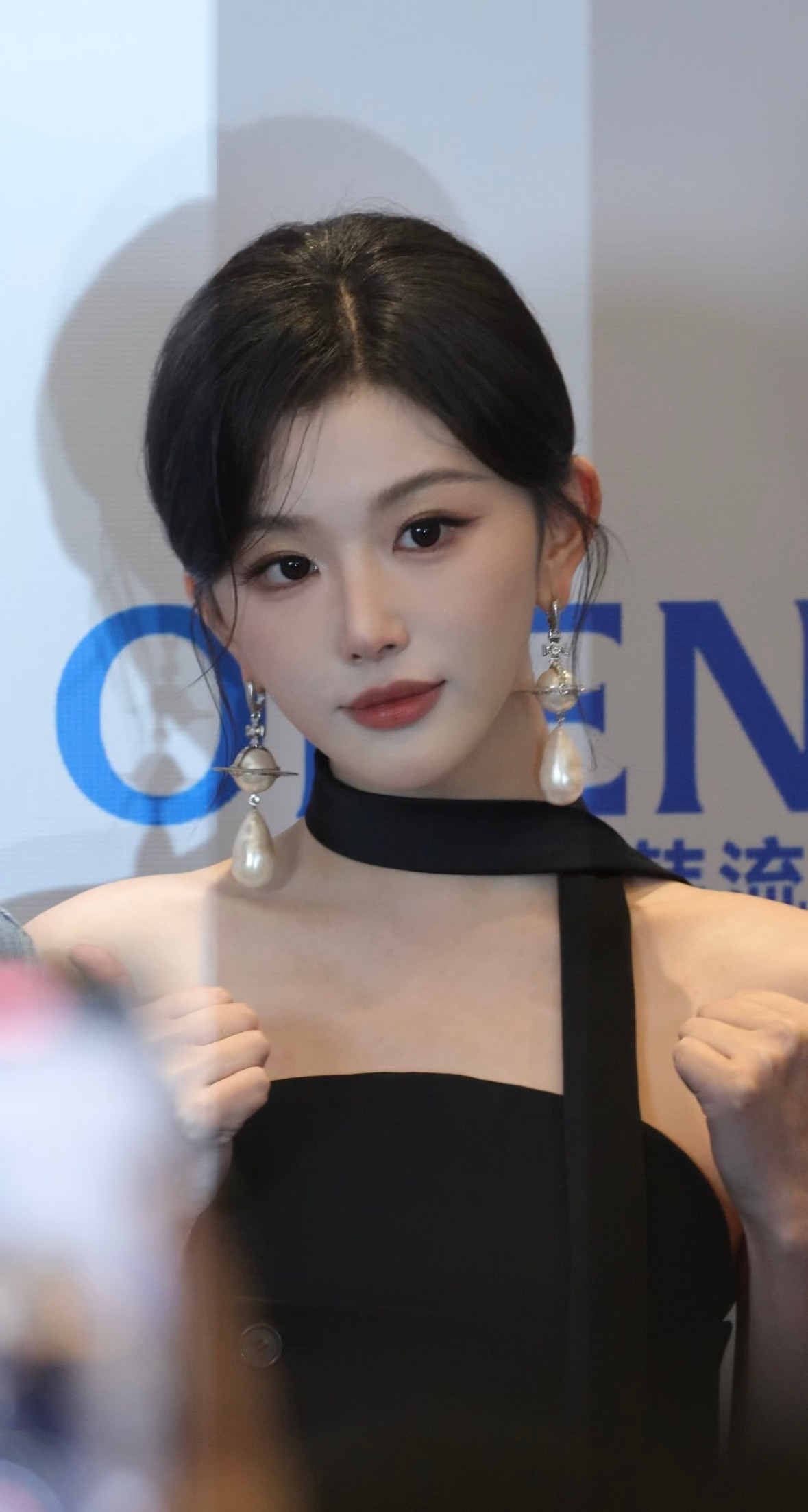这场活动生图美到看不见她耳朵上那两个大灯泡