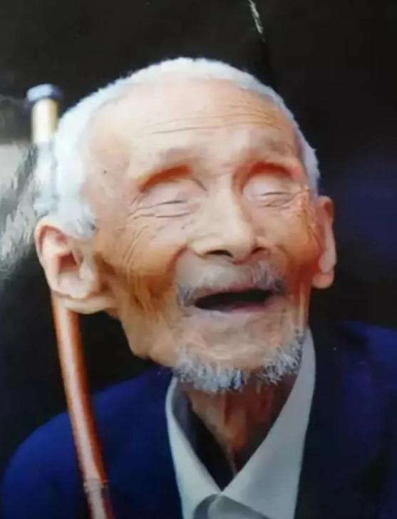 2010年11月，河南省泌阳县一位姓郭的"瞎老头"去世后，泌阳县政协、县委宣传部
