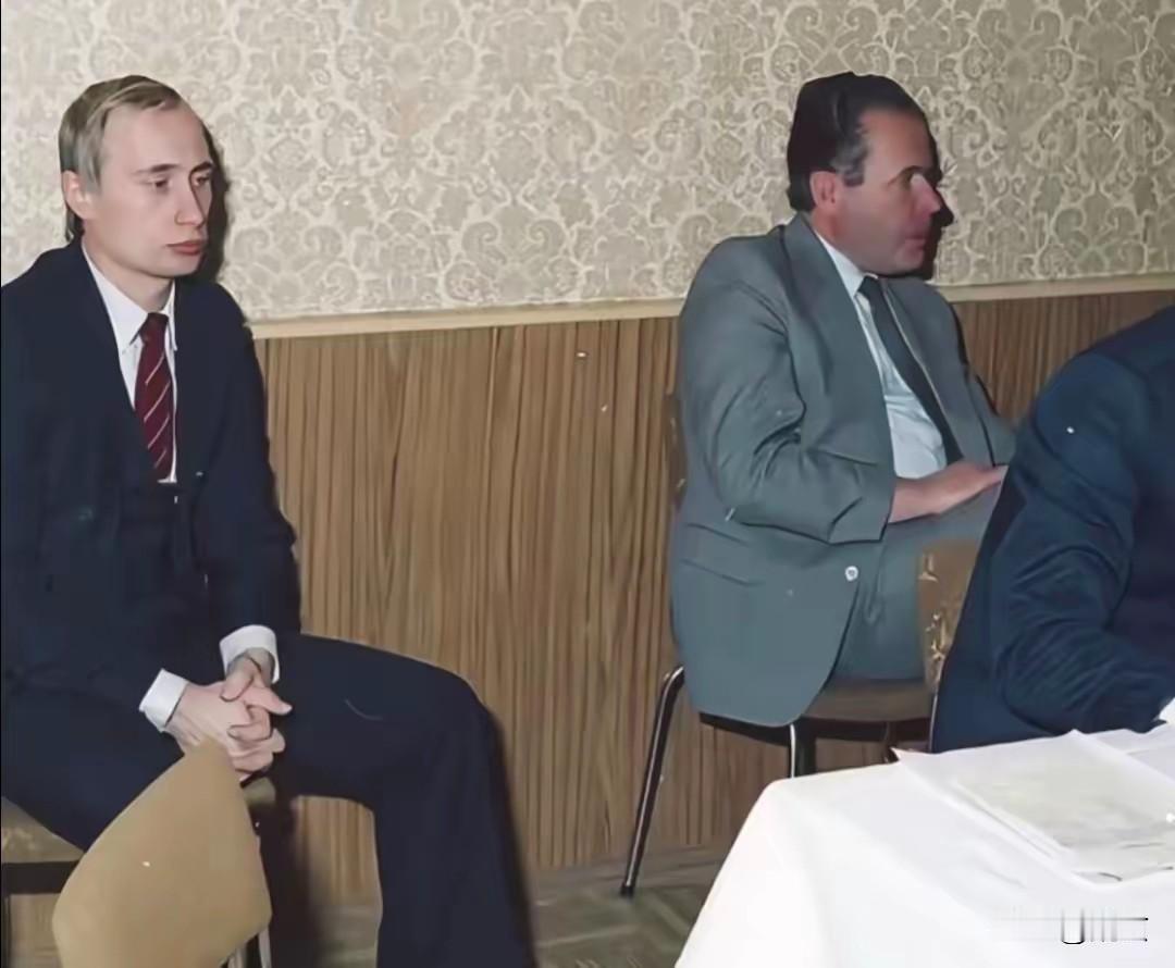 如果遇到1990年，开会只能坐在会议室后排角落里的普京，你能感受到一个未来大帝的