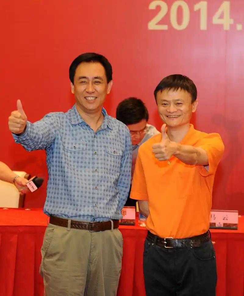 许家印给马云挖过三次坑，两次没跳，唯独这一次亏了12亿。 从足球到物业到汽车