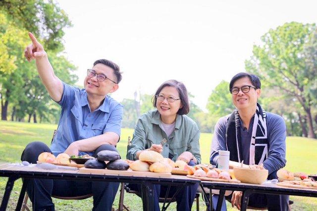 民进党高雄市长选情受“换将”传闻干扰，蔡英文似乎是策略性地提醒，有亮牌、出招试探