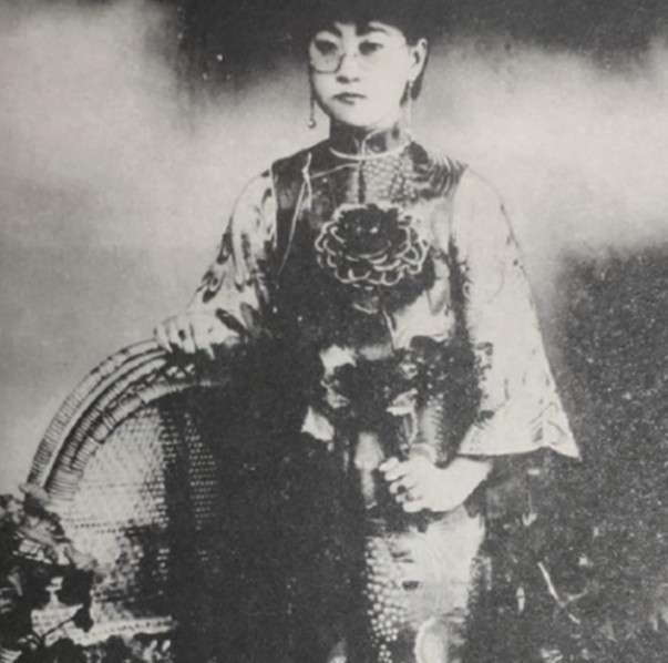 1928年，张学良回奉天给父亲奔丧，见五姨太张寿懿浓妆艳抹，他的火气＂噌噌＂上来