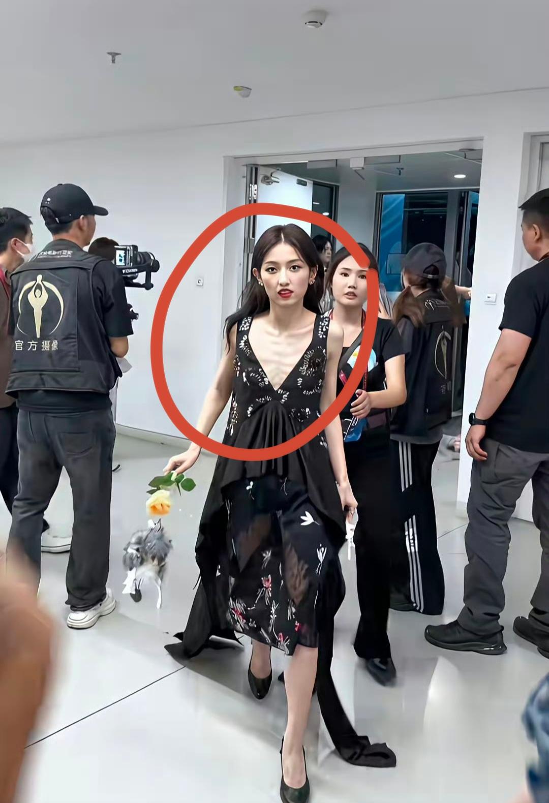 减肥用力过猛了吧，真吓人！感觉瘦的跟宋祖儿差不多了！