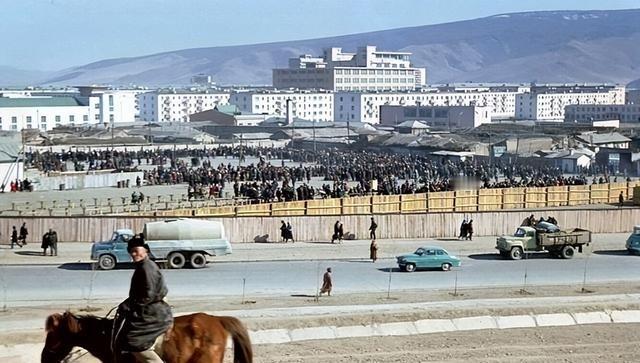 蒙古国乱成一团，反华到底图啥，20年后谁救谁？今年蒙古国首都乌兰巴托的街头很热闹