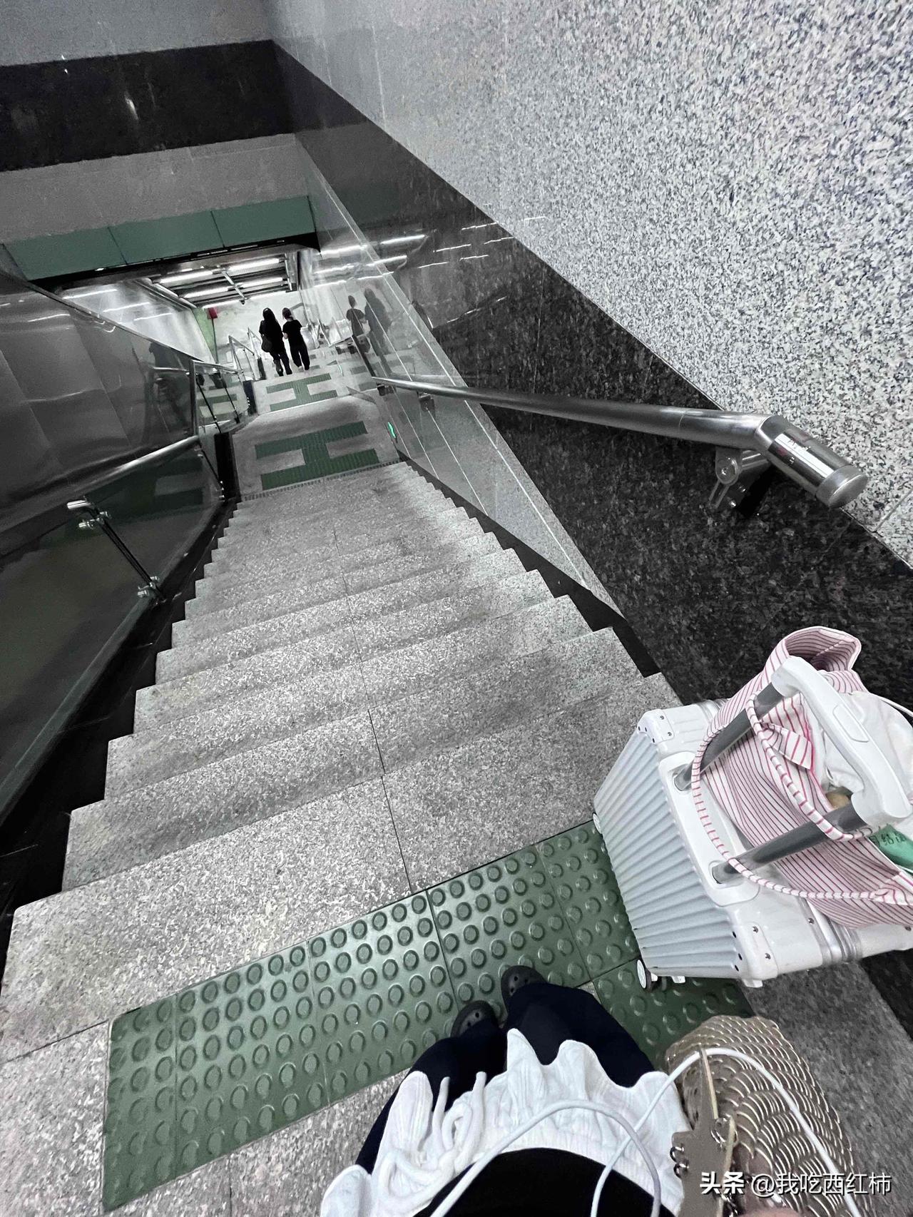 打算离开广州了来广州十天了，干了一周店员实在是太多事了，就跑路了。期间住了八天