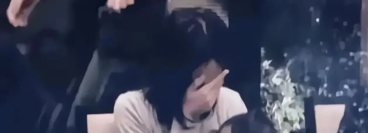 那年王菲离婚，她一把抱紧了窦靖童。小小的童童还搞不懂，为什么妈妈会发抖。再酷再飒