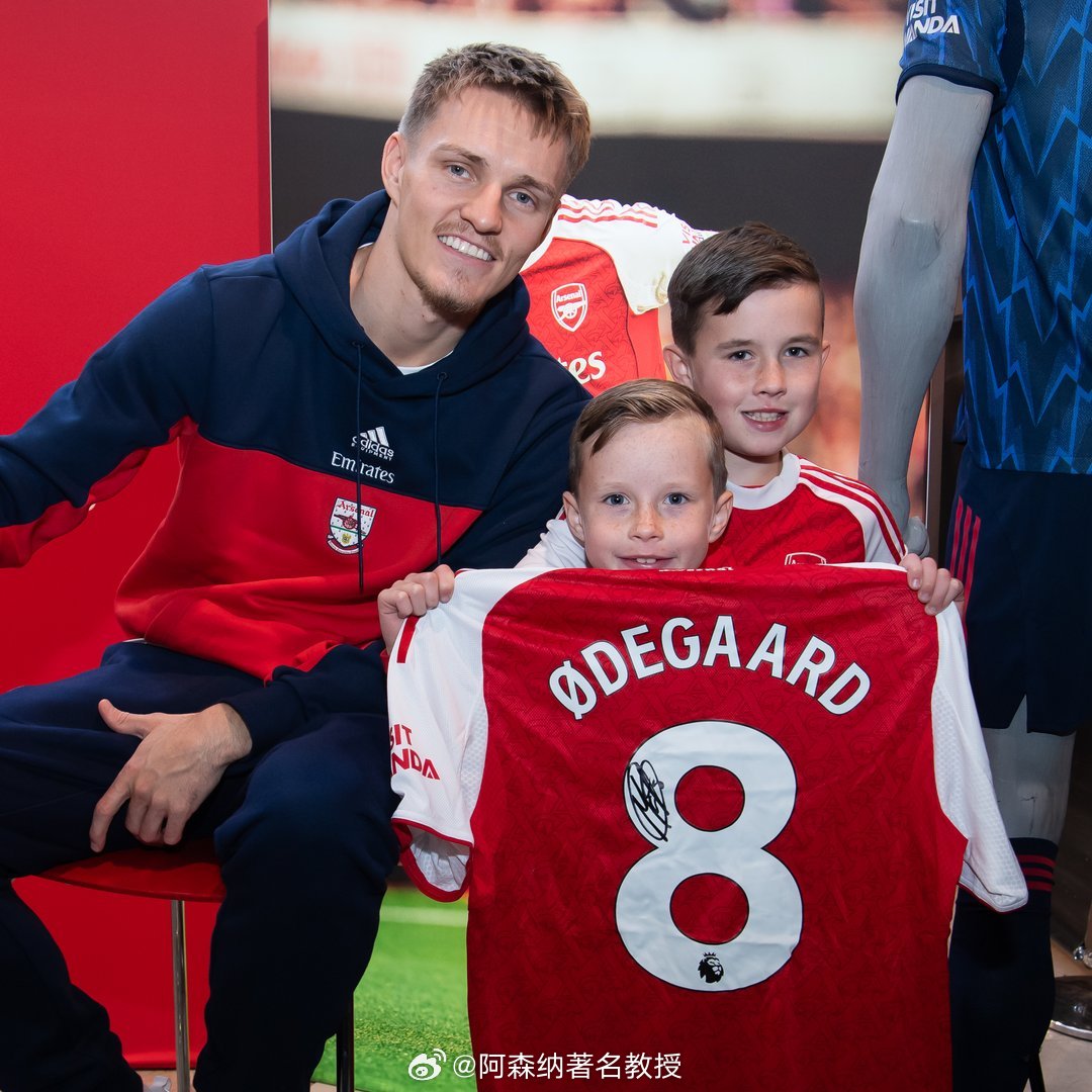 与队长的特别签名会，感谢各位枪手球迷莅临阿森纳与厄德高见面金秋观赛季阿森纳著