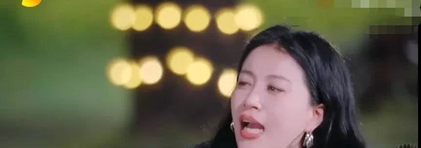 刘维对李嘉格说：“你妈妈对你太好了。你在演多长时间，阿姨就站在旁边一直看着。也不