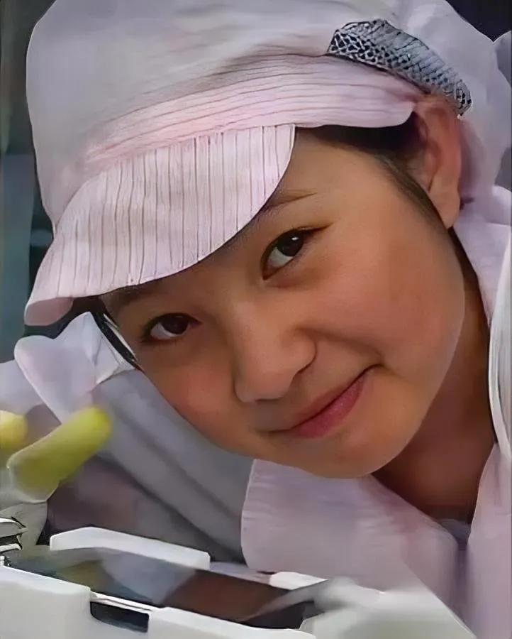 她只按了一次快门。十五年前，贵州小妹在富士康车间拿iPhone自拍，忘删，整