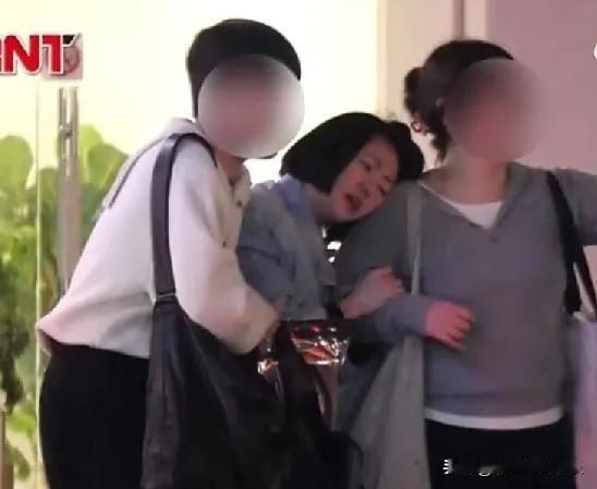 小S深夜崩溃大哭，大S突然离世对她打击已经很大了，再加上她老公居然拿着大S出殡照