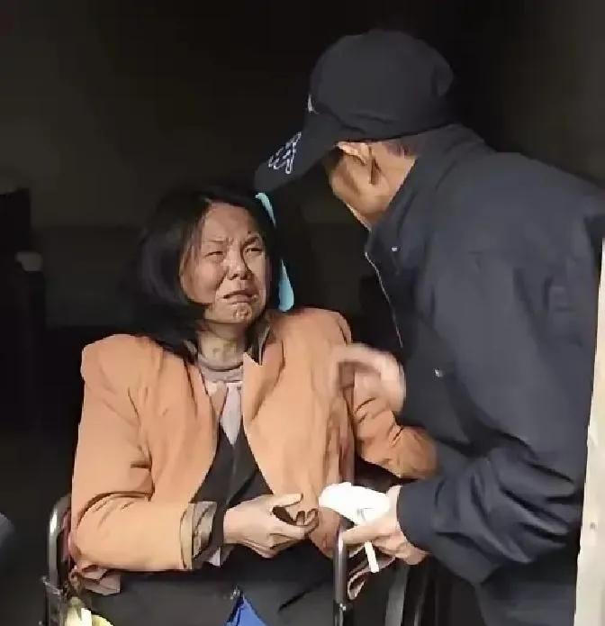 2001年，山东三轮车夫捡到高位截瘫弃女带回家照料，半年后女子提出请求，他的决定