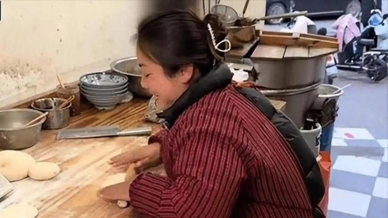 不晓得潘晓梅如今有没有懊悔。当初为了帮衬弟弟，她舍弃家庭、与丈夫离异，甚至几乎不