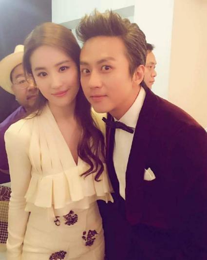 邓超和刘亦菲同台，邓超一如既往地有种莫名的逗比，刘亦菲一如既往地美。刘亦菲仪态是