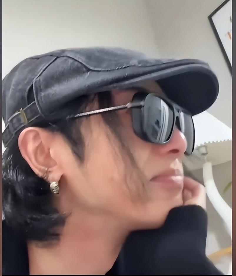 华晨宇最近因为一个项目亏惨了，直播时直接哭了，损失大到难以想象。他为了方便