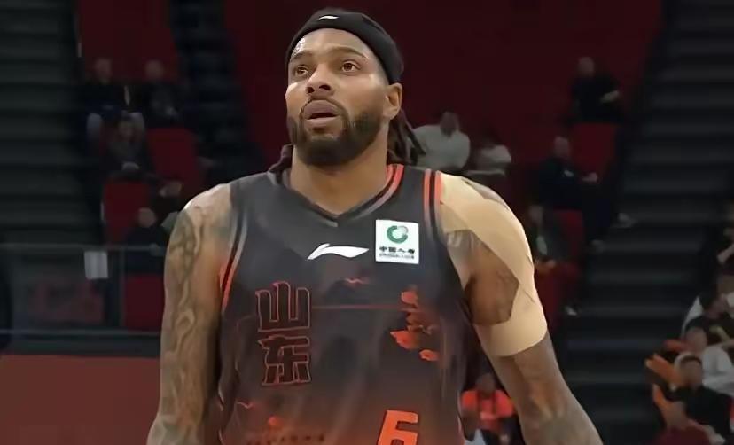 我刚看完山东那场，忍不住要夸一句珀塞尔。别光盯着得分，他的比赛态度真是CBA级别