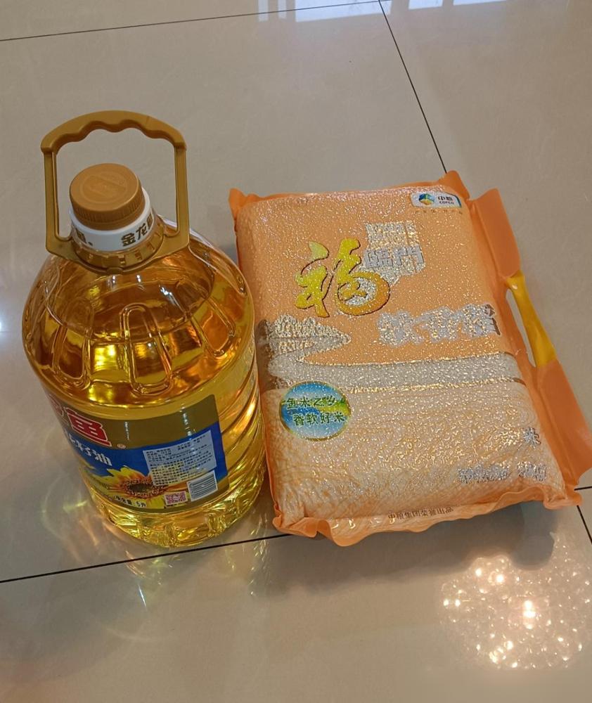 我去给舅舅送中秋节了，但我没有买月饼，只是提了一袋米，一桶油，临走的时候，我给舅